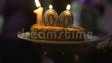 朋友送生日蛋糕微笑老年妇女100周年庆典